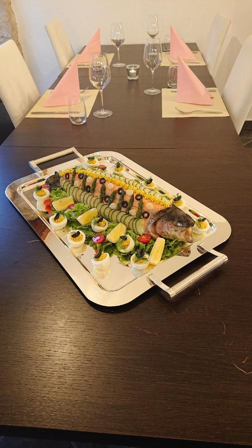 Hotel-Restaurant Le Lion D'Or ปอร์รองทรุย ภายนอก รูปภาพ