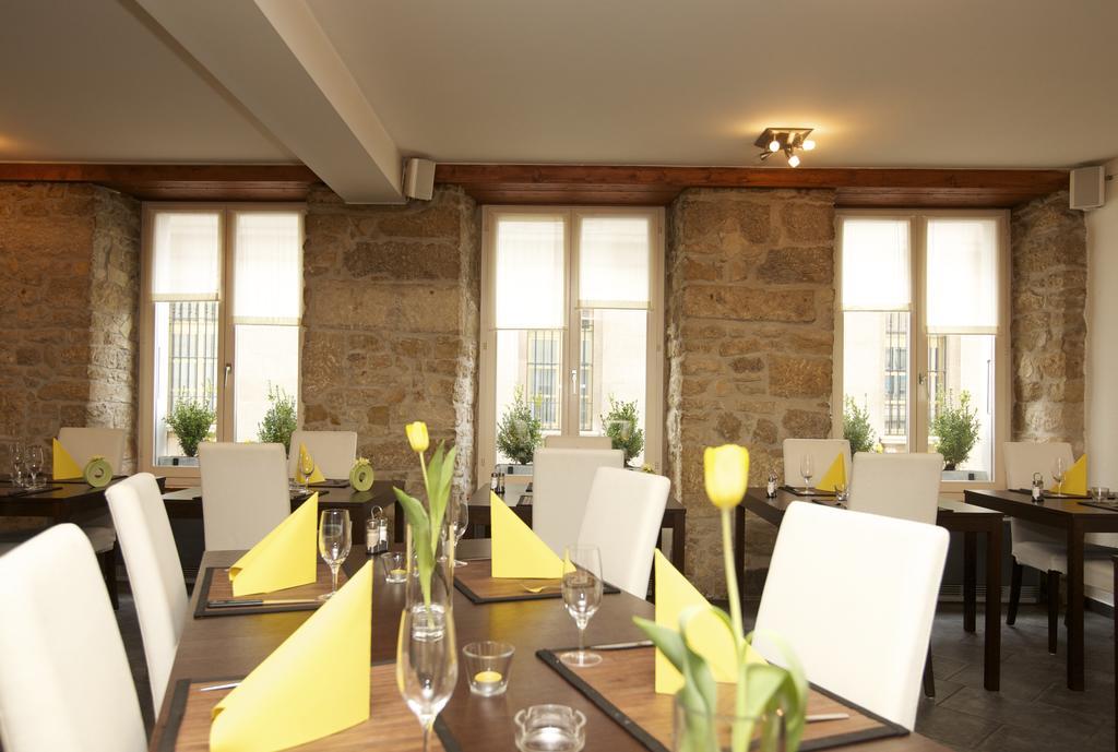 Hotel-Restaurant Le Lion D'Or ปอร์รองทรุย ภายนอก รูปภาพ